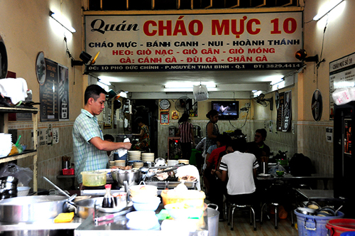 ba-to-chao-bien-tau-cho-bua-trua-o-sai-gon-1