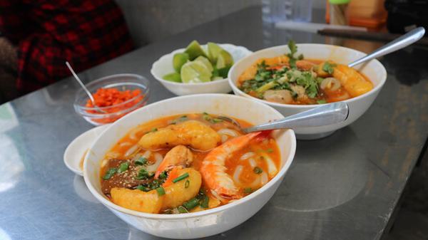 Buổi chiều tan sở, ghé con hẻm 358 Phạm Văn Chí và thử món bánh canh cua “nhà giàu” nóng hổi là đúng điệu để thưởng thức.
