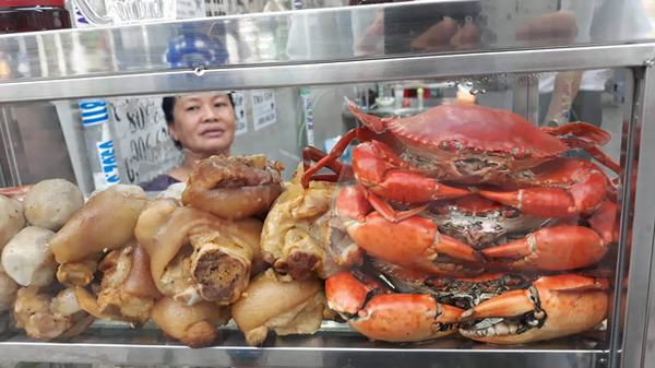 Cua, giò heo, chả cá thác lác… được bày biện gọn gàng, sạch sẽ trong chiếc tủ nhỏ