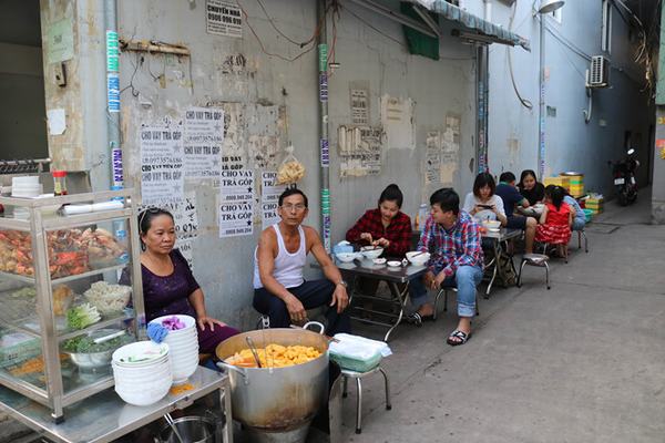 Quán nằm lọt thỏm trong con hẻm nhỏ, tầm 10 người đến là hết bàn…