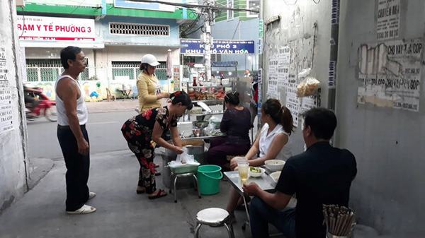 Lượt khách kia vừa đi thì có lượt khách này lại đến