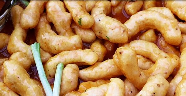 Ăn kèm với bánh quẩy tôm sẽ khiến tô bánh canh thêm tròn vị hơn.