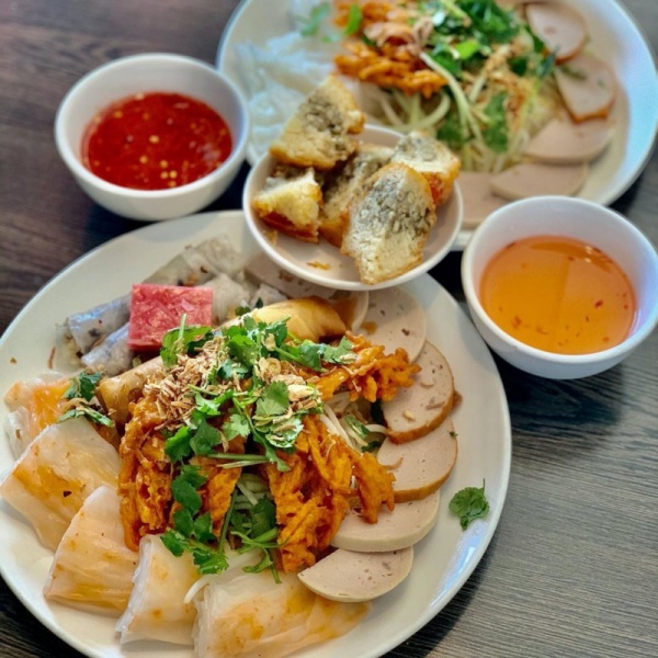 Bánh cuốn Tây Hồ có thâm niên gần 60 năm. Ảnh: Tienphan_sj, Aly_eats_cali.