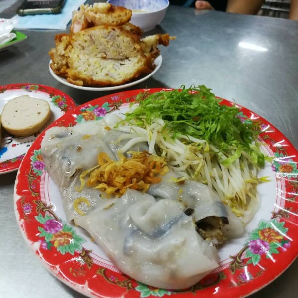Một phần ăn đầy đủ gồm bánh cuốn, rau, bánh tôm, chả, nem. Ảnh: Thanislim, _Imbabydog.