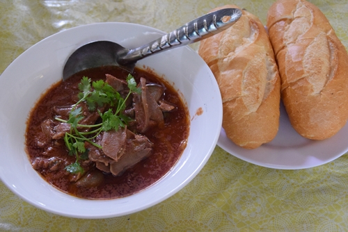 banh-mi-luoi-heo-sot-pate-hut-khach-30-nam-trong-biet-thu-co-o-sai-gon