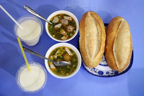 Xíu mại được để vào chén cùng da heo thơm thơm, beo béo, nước dùng cay cay vừa miệng ăn kèm bánh mì nóng giòn /// NHẬT DIỄM