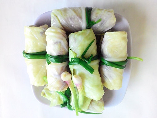 Bắp cải cuốn thịt đơn giản vừa ngon miệng vừa đủ chất