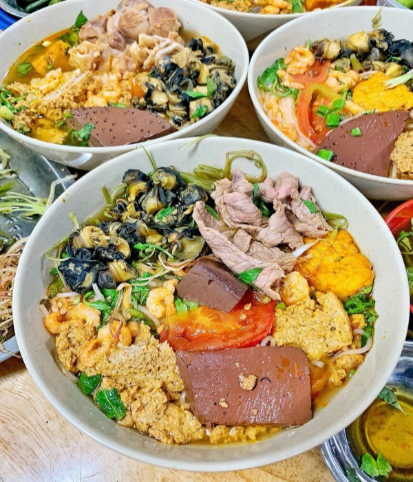 Bún riêu cua ốc Vườn Chuối mở cửa muộn, phù hợp thực khách đang tìm điểm ăn xế chiều hoặc tối. Ảnh:&nbsp;ansapsaigon.