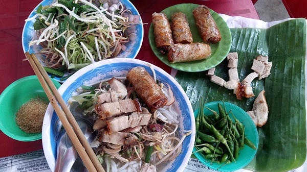 Thoạt nhìn, bún nước lèo Trà Vinh không có mấy hấp dẫn