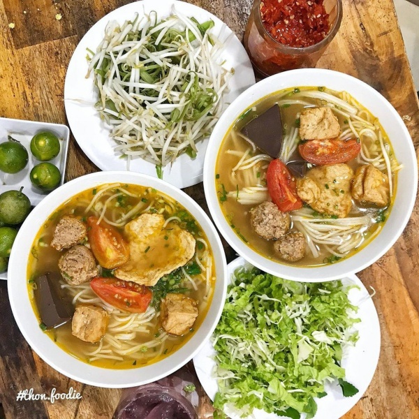 Nếu muốn bát bún nước lèo trong, bạn nên lựa chọn bún riêu Đà Lạt. Ảnh: thon.foodie.