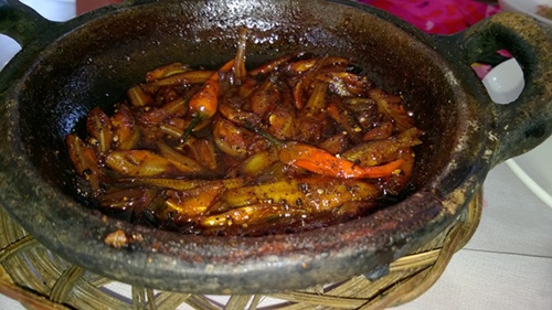 Cá lòng tong kho trong nồi đất 