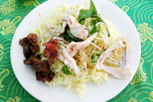 Đĩa cơm gà bà Luận có những nét đặc trưng riêng của xứ xở miền Trung quanh năm nắng, gió - Ảnh: THANH LY