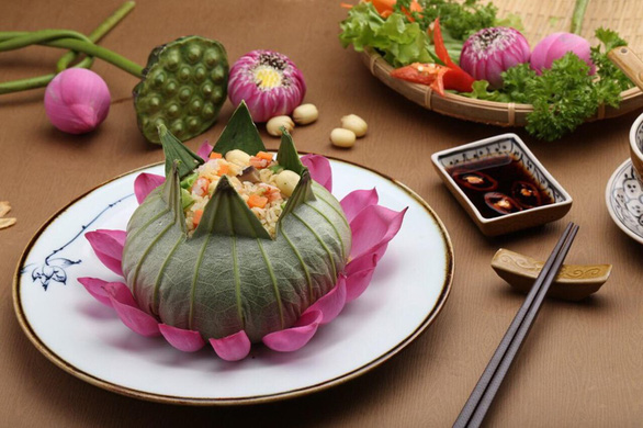 Màu sắc của cơm hấp lá sen khiến cho món ăn "ngon mắt" hơn và mùi thơm của lá sen làm cho món ăn thêm hấp dẫn - Ảnh chụp tại Nhà hàng Hoàng Yến