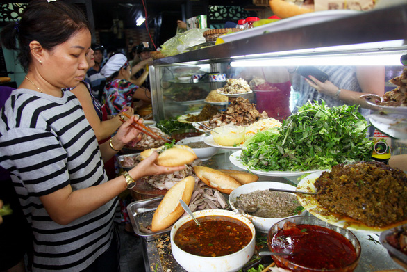 Hơn 20 nhân bánh khác nhau từ chả giò, thập cẩm, pate cho đến thịt bò cuộn phô mai, thịt xông khói… rất bắt mắt