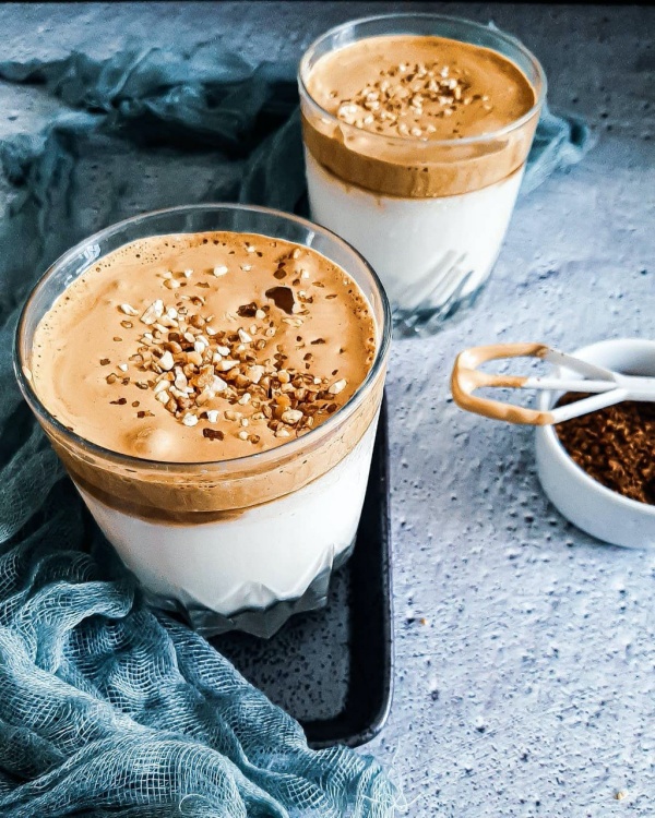 Thử thách pha cà phê dalgona từng là trào lưu nổi tiếng trên mạng xã hội. Ảnh: Rose_and_berries, Yummymaguy.