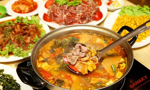 Lẩu riêu cua bắp bò- món lẩu dễ ăn và rất quen thuộc với người Hà Nội. (Ảnh: Internet)