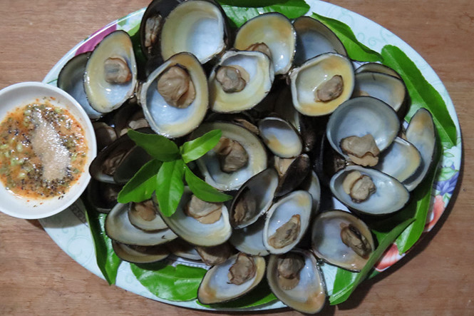 Hến luộc chấm bột nêm pha nước tắc