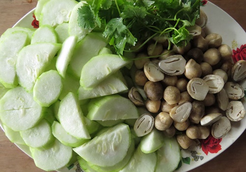 Nguyên liệu nấu canh nấm rơm với mướp 