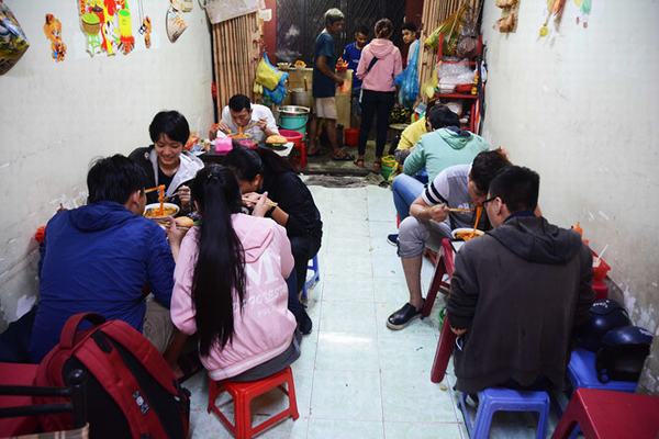 Không gian trong nhà khá nhỏ nên chỉ chứa được ít người và luôn kín chỗ ngồi