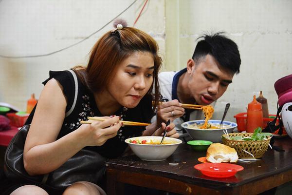 Ai nấy dù ghé lần đầu tiên hay là khách ruột đều mê mẩn hương vị bò kho nơi đây