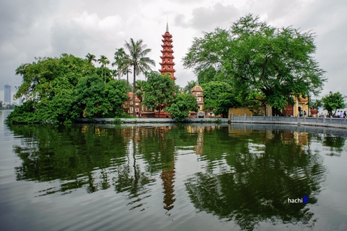 Chùa Kim Liên nằm trên một doi đất bằng phẳng trong thôn Nghi Tàm, xã Quảng An