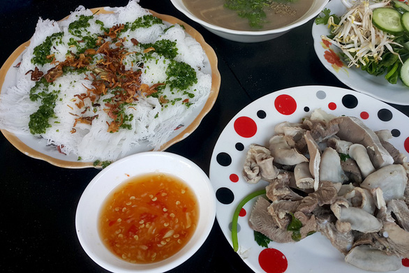 Nước chấm của món bánh hỏi lòng heo với nhiều tỏi - Ảnh: GIA TIẾN