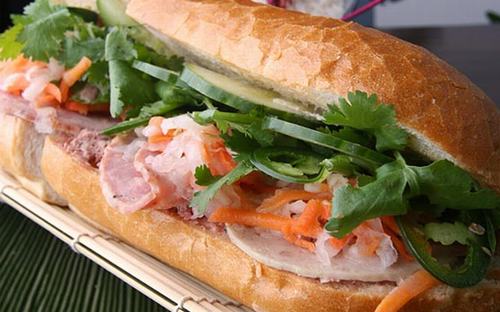 Những quán ăn vỉa hè Sài Gòn “đắt xắt ra miếng” vẫn ngùn ngụt khách