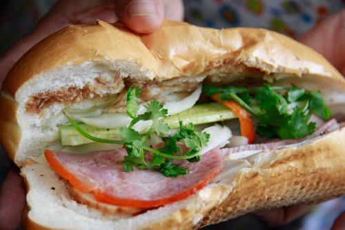 Những quán ăn vỉa hè Sài Gòn “đắt xắt ra miếng” vẫn ngùn ngụt khách