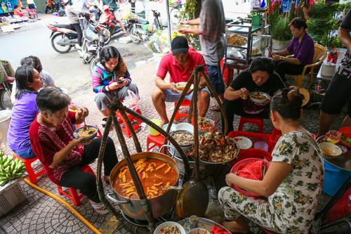 Những quán ăn vỉa hè Sài Gòn “đắt xắt ra miếng” vẫn ngùn ngụt khách