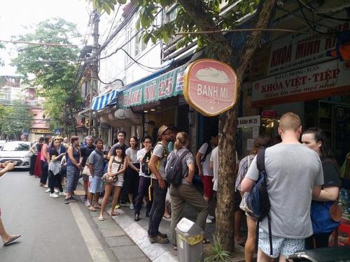 Những tiệm bánh mì khách nước ngoài xếp hàng chờ đến lượt