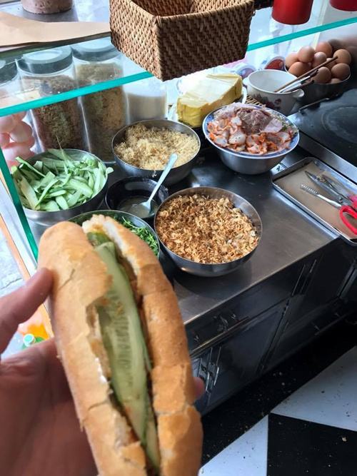 Những tiệm bánh mì khách nước ngoài xếp hàng chờ đến lượt