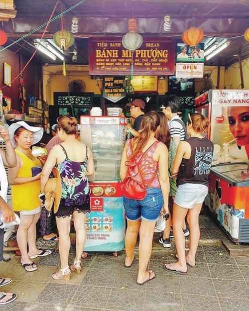 Những tiệm bánh mì khách nước ngoài xếp hàng chờ đến lượt