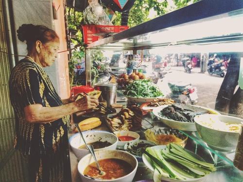 Những tiệm bánh mì khách nước ngoài xếp hàng chờ đến lượt