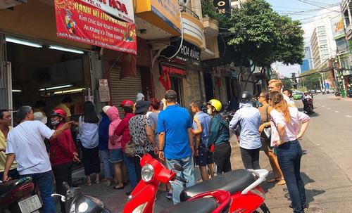 Những tiệm bánh mì khách nước ngoài xếp hàng chờ đến lượt