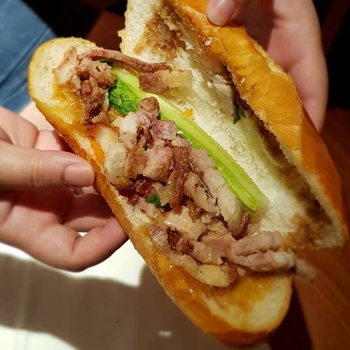 Những tiệm bánh mì khách nước ngoài xếp hàng chờ đến lượt