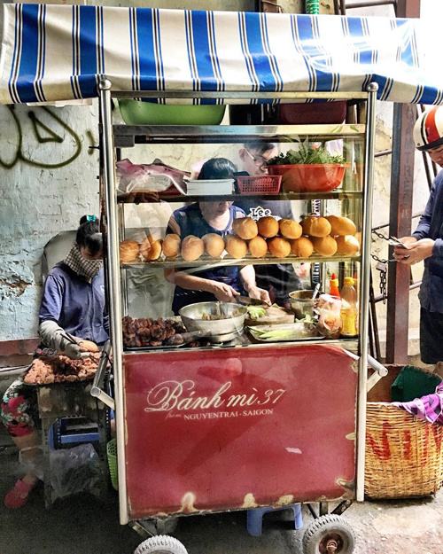 Những tiệm bánh mì khách nước ngoài xếp hàng chờ đến lượt