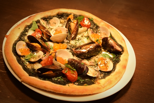 pizza-hai-san-dat-vang-gia-hon-500000-dong-o-singapore
