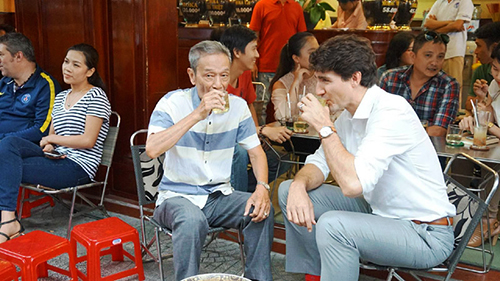 Thủ tướng Canada Justin Trudeau ghé quán cà phê Vy và uống cà phê sữa cùng ông Nguyễn Công Hiệp  cựu nhân viên tại Tổng lãnh sự quán Canada tại TP. HCM. Ảnh: vietnamnet.