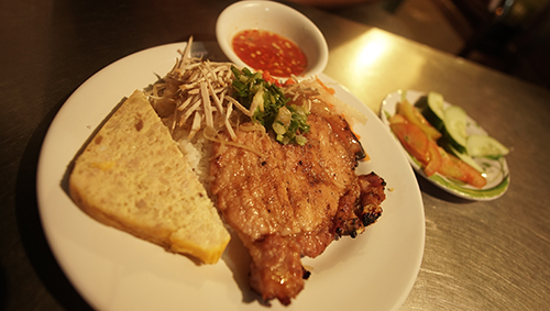 Mỗi dĩa cơm tấm sườn bì chả đầy đủ có giá 65.000 đồng. Ảnh: Tâm.