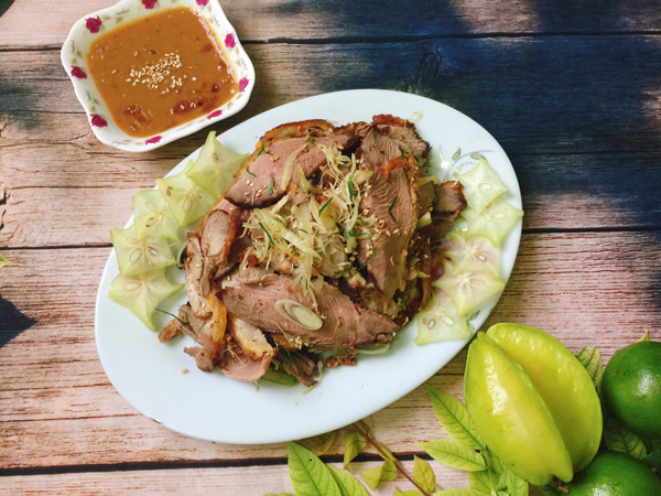 Gọi là món tái nhưng thực chất món này đã được nấu chín hoàn toàn, hơn nữa còn được chế biến khá cầu kì và công phu.