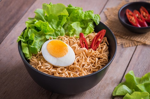 Vi sao mi an lien co mau vang sam? hinh anh 1